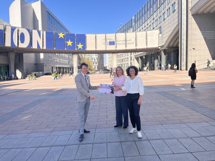 Tirsdag overleverede World Animal Protection og CAS International overrakte over 50.000 underskrifter til medlem af Europa-Parlamentet Niels Fuglsang tirsdag.