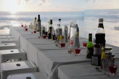 Langt bord med forskellige flasker og smagsprøver er stillet op i Hotel- og Restaurantskolens sanseværksted. Værkstedets vægge er beklædt med skærme fra gulv til loft, som viser en levende havudsigt i baggrunden.