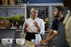 Værkstedsmester Katrine Foged Thomsen underviser i Gejsts Dessertværksted på Hotel- og Restaurantskolen.