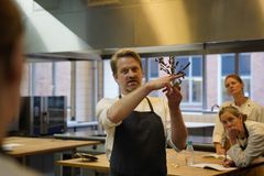 Værkstedsmester Martin Pedersen underviser i Gejsts Grønne laboratorium på Hotel- og Restaurantskolen.