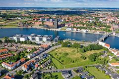 Luftfoto af Sønderborg med vand, broer og bygninger.