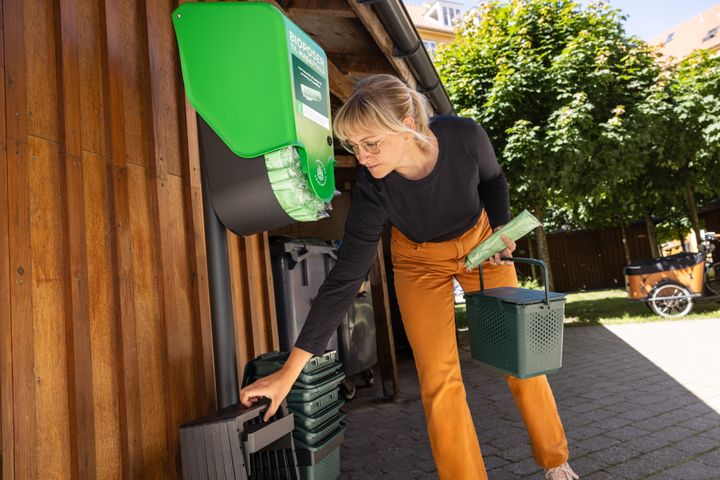 Standeren skal fremover stå i gårdene, så man nemt kan hente bioposer, grønne køkkenkurve eller en holder til sortering af madaffald. Foto: Københavns Kommune