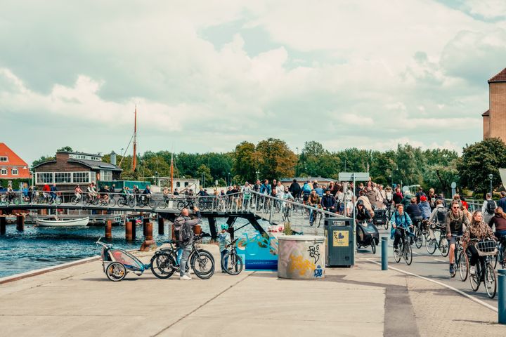 Cykler over broen ved Papirøen.