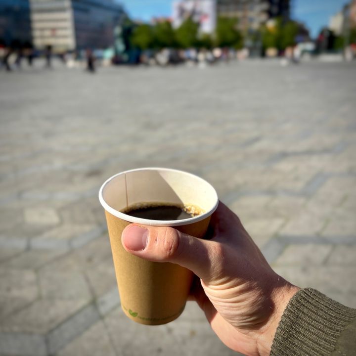 Varm kaffe nydes ofte i et engangskrus som her på billedet. Nu vil Københavns Kommune ændre på det med et nyt forsøg, hvor man kan købe kaffe i en genbrugskop i stedet.