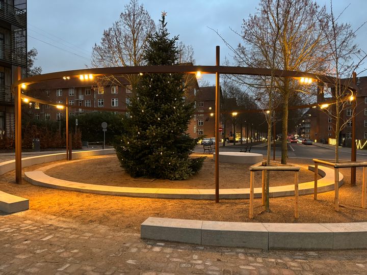 Kvarterplads for enden af Bavnehøj Allé er blevet til et nyt centralt samlingssted, hvor man lige nu kan nyde det store juletræ.
