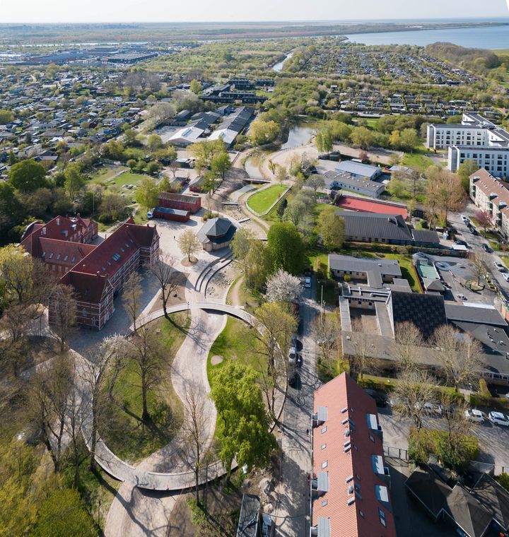 Karens Minde Aksen er et af Københavns Kommunes skybrudsprojekter. Det har vundet mange internationale priser og beskytter samtidig området mod kraftige regnskyl og skybrud.