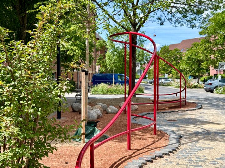 I dag indvies det nye Sigynsgade og Krakas Plads på Nørrebro. Der er plantet knap 100 nye træer og nye skabt legezoner og opholdssteder til beboere og besøgende i området.