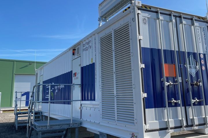 EWIIs batterisystem har en kapacitet på 2 megawatt og 2,2 megawatt-timer og fylder en 40 fods container, som står placeret hos Lindø Offshore Renewables Center på Fyn. Herfra kan det nu levere systemydelser til Energinet.