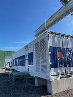 EWIIs batterisystem har en kapacitet på 2 megawatt og 2,2 megawatt-timer og fylder en 40 fods container, som står placeret hos Lindø Offshore Renewables Center på Fyn.