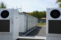 EWII har sat strøm til Danmarks største batteri ved Hasle på Bornholm.