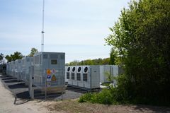 EWII har sat strøm til Danmarks største batteri ved Hasle på Bornholm.