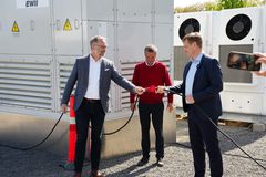 Borgmester på Bornholm, Jacob Trøst, direktør for kommerciel infrastruktur i EWII, Claus Møller, og administrerende direktør i EWII, Lars Bonderup Bjørn satte strøm til Danmarks største batteri.