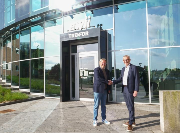Chef for Ladeinfrastruktur hos EWII, Jesper Antoni Nicolaisen (til venstre) og direktør hos Super Dæk Service, John Hornbech Christensen, foran EWIIs hovedkontor i Kolding.