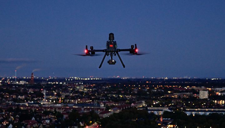 Droner med termiske kameraer skal den kommende tid lede efter utætheder i EWIIs fjernvarmesystem.