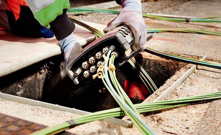 Konkurrencerådet har godkendt, at Sinal overtager EWIIs fibernet, og handlen bliver gennemført 1. februar.