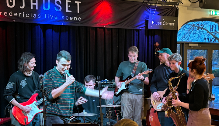 FredagsJAM i Tøjhuset i Fredericia, hvor popbandet Patina jammede med unge musikere fra Den Kreative Skole. Tøjhuset har også i 2026 modtaget støtte fra en pulje i EWIIs sponsorprogram.