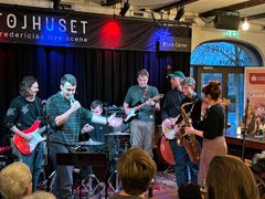 FredagsJAM i Tøjhuset i Fredericia, hvor popbandet Patina jammede med unge musikere fra Den Kreative Skole. Tøjhuset har også i 2026 modtaget støtte fra en pulje i EWIIs sponsorprogram.