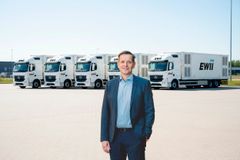 Administrerende direktør i EWII, Lars Bonderup Bjørn, foran nogle af de rullende batterier, som energikoncernen vil bruge til at transportere strøm via E45.