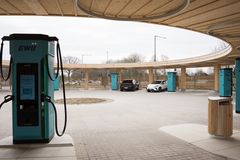 Ved hjørnet ud mod Fynsvej og Lyshøj Allé i Kolding har EWII bygget en rund ladestation med plads til 12 elbiler ad gangen.