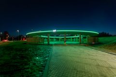 Ved hjørnet ud mod Fynsvej og Lyshøj Allé i Kolding har EWII bygget en rund ladestation med plads til 12 elbiler ad gangen.