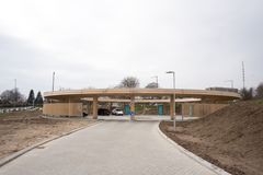 Ved hjørnet ud mod Fynsvej og Lyshøj Allé i Kolding har EWII bygget en rund ladestation med plads til 12 elbiler ad gangen.