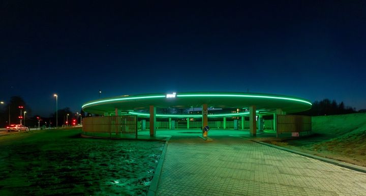 Ved hjørnet ud mod Fynsvej og Lyshøj Allé i Kolding har EWII bygget en rund ladestation med plads til 12 elbiler ad gangen.