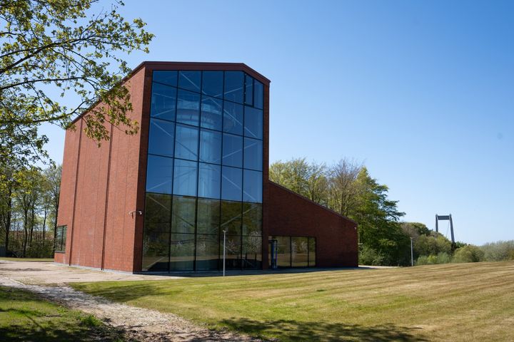 På toppen af Middelfart og med udsigt til Nordfyn og Lillebæltsbroen har EWII bygget et nyt vandværk, der forsyner byen med sundt og sikkert drikkevand.