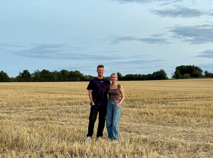 For at beskytte grundvandet har ægteparret Andreas og Nina Hindbo indgået en aftale med EWII om, at der ikke længere må sprøjtes på deres ejendom. Parret drømmer om at plante skov i området.