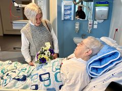 1. næstformand og formand for sygehusudvalget Anne Møller Ronex tog imod den første patient med en buket blomster.
