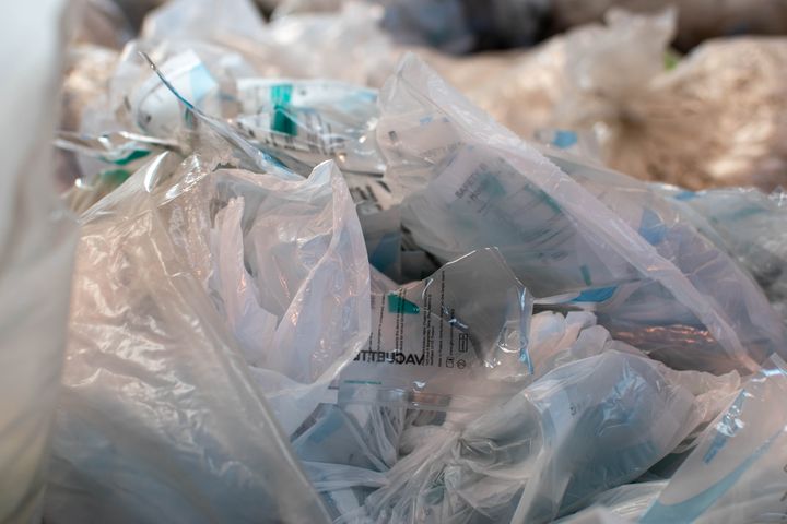 Region Sjælland vil genanvende 80 procent plastikaffald inden 2030. Bl.a. er der igangsat et plastprojekt, der arbejder med løsninger på, hvordan man kan reducere og genanvende plastikaffald fra sygehusenes daglige drift.