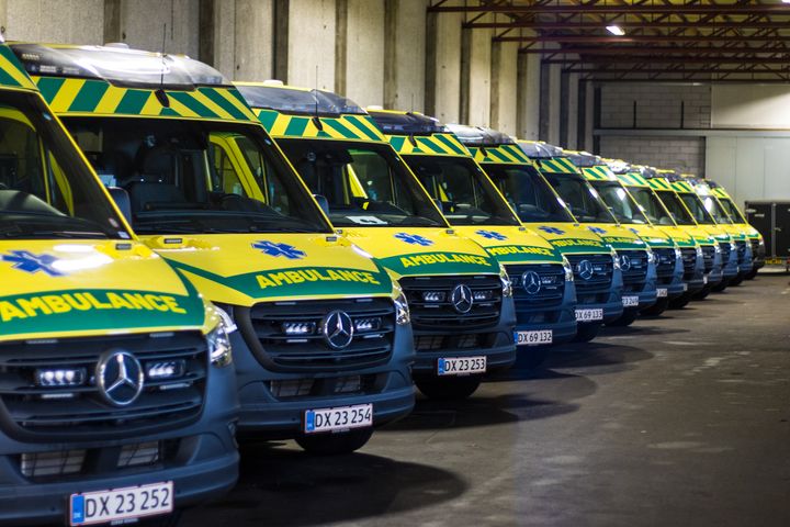 Sådan ser Ambulance Sjællands nye, topmoderne ambulancer ud. Lige nu holder de i en lagerhal i Næstved - klar til at rykke ud fra 1. februar, når borgere i Region Sjælland har brug for det.