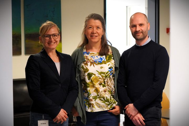 Fra venstre er det afdelingslæge Janne Møller, cheflæge Ann Lyngberg og forskningsansvarlig overlæge Morten Lindhardt. De står, sammen med kollegaer, bag forskningsprojektet.
