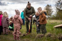 De tusindvis af nye træer vil bl.a. blive plantet ved lokale "plant-et-træ"-begivenheder, hvor børn og deres familier kan deltage aktivt. Ligesom her ved Sæby på Nordvestsjælland, hvor byens børn tidligere i år var med til at plante de første træer i deres nye skov.