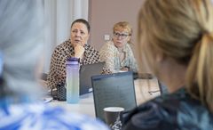 - Patienternes psykiske sygdom har tidligere spændt ben for deres diabetesbehandling. Hvis du hører stemmer, der siger, at du ikke er noget værd, kan det synes ligegyldigt at spise rigtigt eller møde op til din lægeaftaler. Vores kendskab til begge sygdomme er helt afgørende for patienterne, siger Mette Wallbohm, centerchef hos Steno Diabetes Center Sjælland og leder af Fusionsklinikken (til venstre i billedet.)