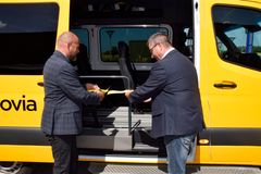 Ved fælles hjælp klippede borgmester Mikael Smed og Felex Pedersen fra Region Sjælland snoren og indvidede den nye flexbus-rute
