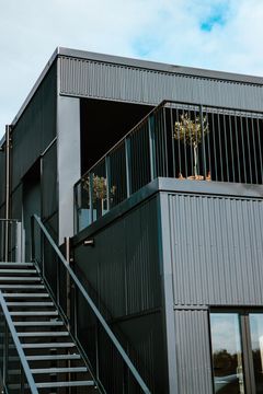Basen er i to etager og rummer ti hvilerum med eget bad og toilet, store fællesarealer og en tagterrasse.