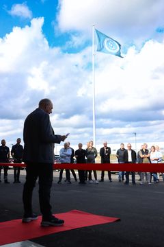 Fra indvielsen. Udvalgsformand Jens Ravn holder tale, inden han klipper snoren og erklærer den nye ambulancebase i Køge for officielt indviet.