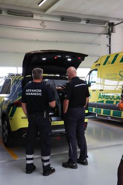 Basen er døgnbemandet og huser i alt fire ambulancer, fire patienttransporter og én akutbil.