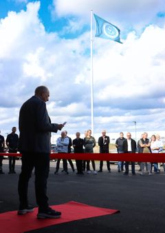 Fra indvielsen. Udvalgsformand Jens Ravn holder tale, inden han klipper snoren og erklærer den nye ambulancebase i Køge for officielt indviet.