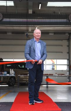 Mandag kunne Jens Ravn, som er formand for Udvalget for forebyggelse, det præhospitale område, forskning og innovation, klippe den røde snor og erklære den nye ambulancebase i Køge for officielt indviet.
