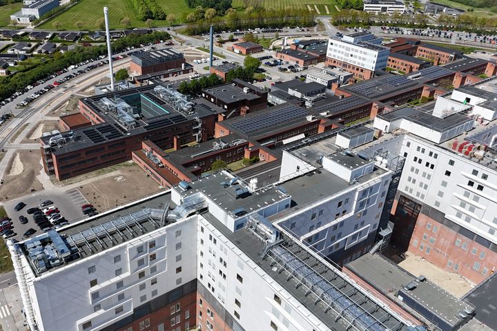 Det nye forskningshus kommer til at ligge lige overfor sygehuset i Køge - den grå bygning øverst i højre hjørne af billedet.