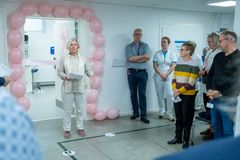 Billede af Anne Møller Ronex der holder åbningstalen