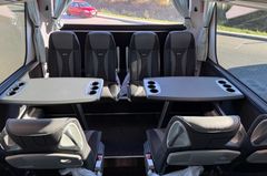 Busserne er indrettet, så det er muligt at lave administrativt arbejde under transporten.