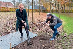 Pressen var til stede ved det første spadestik til udvidelsen af regionsrådssalen. Fremover skal salen rumme 47 regionsrådsmedlemmer i det nye regionsråd for Region Østdanmark.