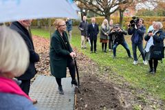 Billede af Trine Birk Andersen, der tager første spadestik