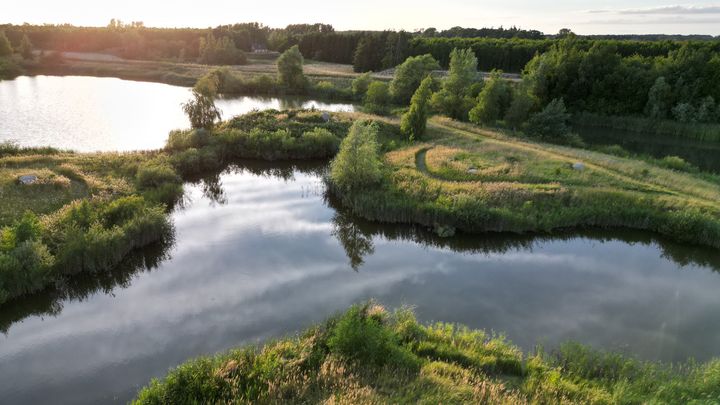 Foto af Døllefjelde Musse Naturpark. Frem til 2006 blev der her gravet efter råstoffer ved landsbyen St. Musse på Lolland. I dag er den tidligere råstofgrav omdannet til en naturpark med et areal på 19,5 hektar, hvor lokale og besøgende kan gå på opdagelse.