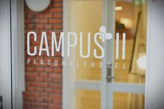 Personalehotellet ligger som en del af sygehuset og var tidligere en administrationsbygning.