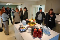 Der blev serveret frugt, kaffe, vand og kransekage i forbindelse med indvielsen.