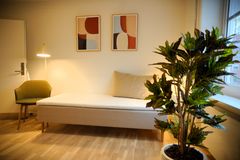 De 24 værelser er alle indrettet med seng, skrivebord, tv og eget badeværelse.