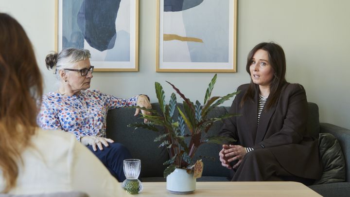 To kvinder sidder i et samtalerum.